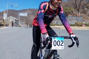 爱游戏体育-南城雄鲨队守住胜果雪域山猫队，摩托车赛季后赛上演裁判判罚引热议！(雪域雄鹰姜原原身世)