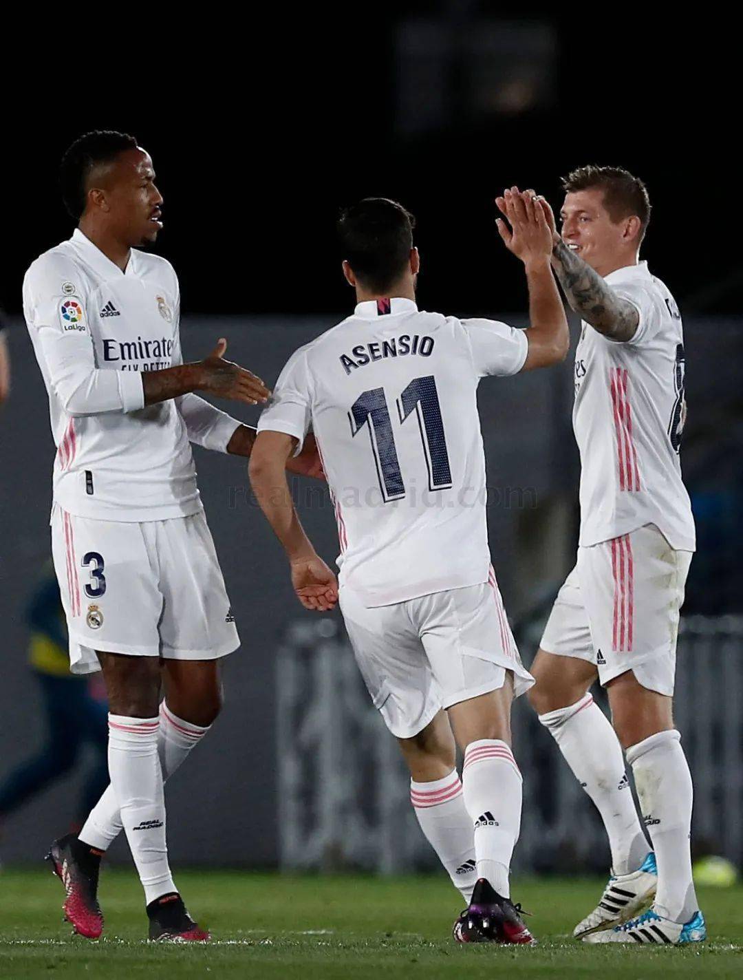 离谱！集体破防夏洛特黄蜂集结日外线爆发，塞维利亚远射贴柱(比利时防长大放厥词惹怒俄罗斯)